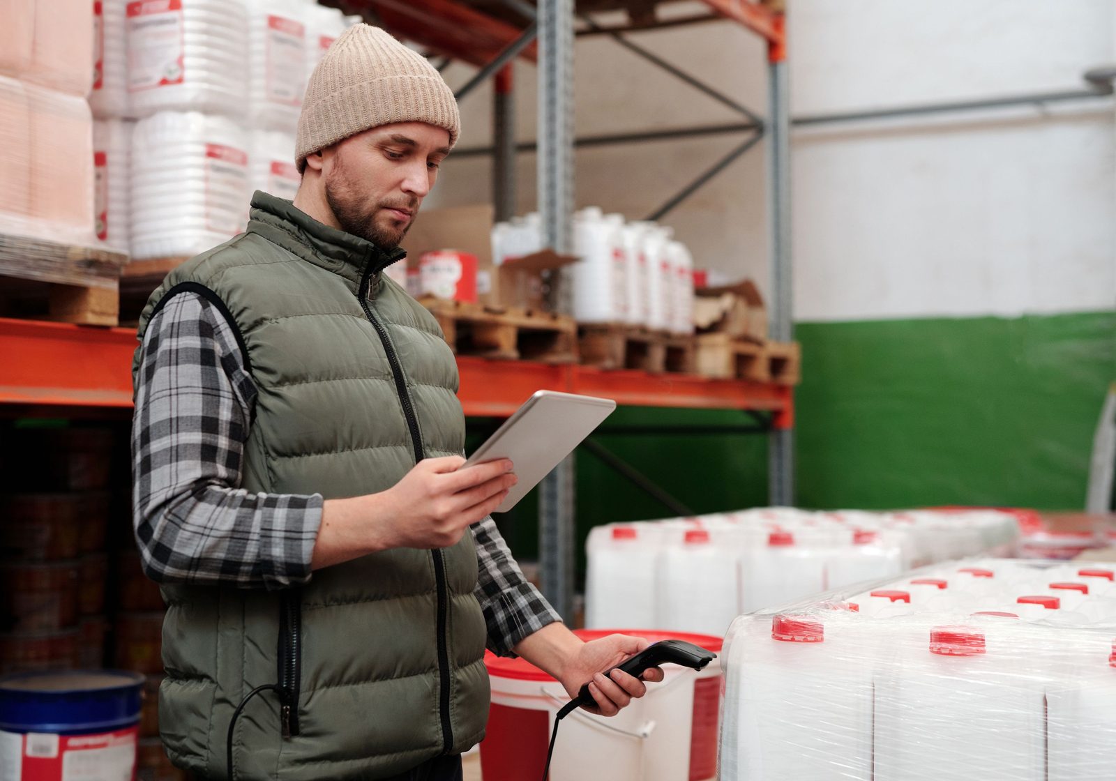 Atención de mostrador con inventario en mano